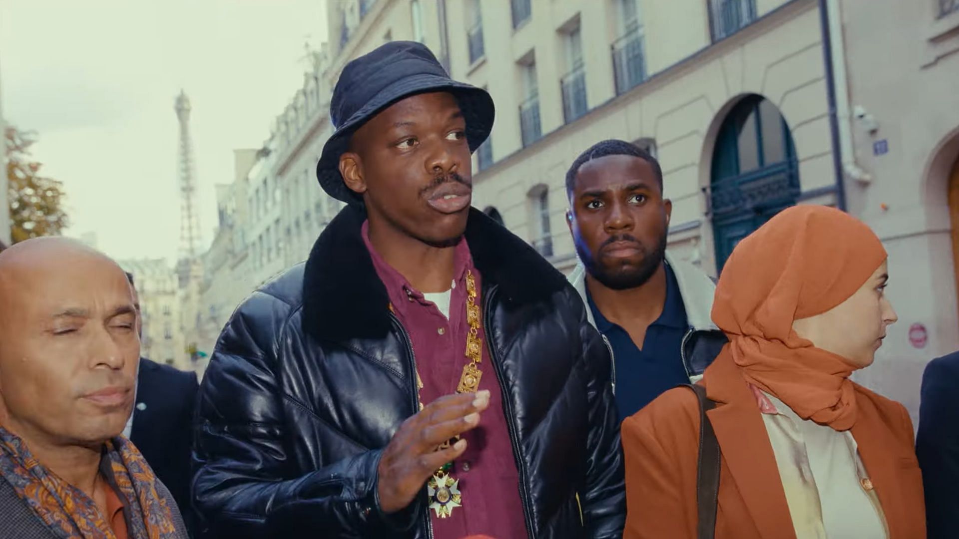 Stéphane’s laid-back attitude clashes with the political conventions (Image via Netflix)